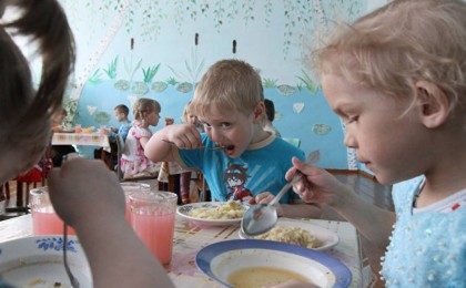 Тұрмысы төмен ресейлік отбасылар балаға бірнеше жәрдемақы алады 