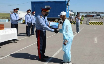 Нұр-Сұлтанда блокпосттарда жұмыс істеген дәрігерлер, полицейлер мен еріктілер марапатталды - Қазақстан жаңалықтары