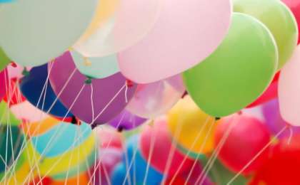 Алматы көшелерінде шар сатқан кішкентай қыздың видеосы желіде тарады