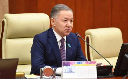 Нығматулиндер отбасы Лондонға аттанды