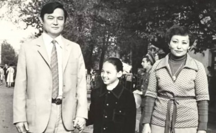 Заманбек Нұрқаділовтің бірінші әйелі орамал тағып, дінге кетті