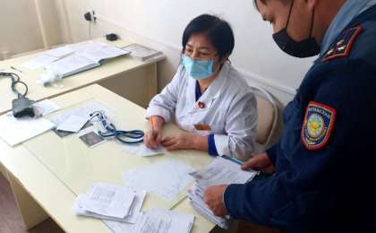 Медицина қызметкерлері тергеу қамауындағы азаматтарға вакцинациялау жұмыстарын жүргізді