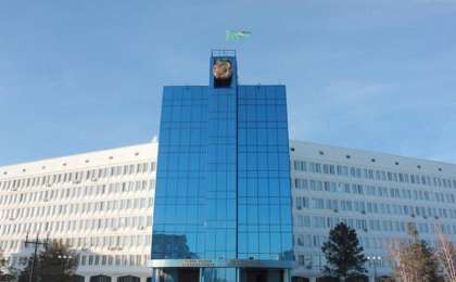 Пенсионерка едва не упала с четвертого этажа в Костанайской области