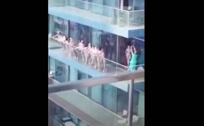 Балконда жалаңаш тұрған 13 қыз қала тұрғындарының ашуына тиді (видео)