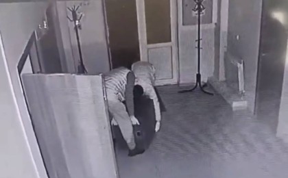 “Сейфте миллион бар деп ойлады” - Ақмолада бетперде киіп, сейф ұрлаған адамдар бейнежазбаға түсіп қалды (видео)