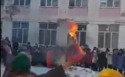 Атырауда ауласында алау жаққан мектептің директорына қатаң сөгіс берілді