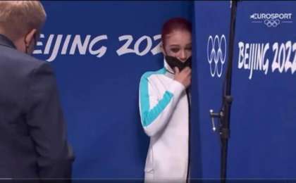 "Бәріңді жек көремін": Олимпиадада алтынсыз қалған ресейлік қыз бапкерлеріне айғайлап, жанкүйер алдында шу шығарды (видео)