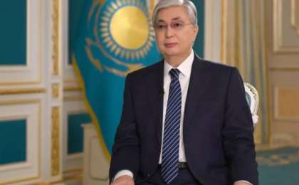 "Бұл - кемсітушілік емес": Президент "Қаңтар оқиғасына" қатысты алғашқы сұхбатты неге қазақ тілінде бермеді