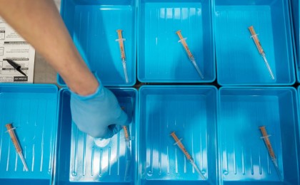 Ұлыбританияда AstraZeneca вакцинасынан кейін жеті адам тромбоздан қайтыс болады