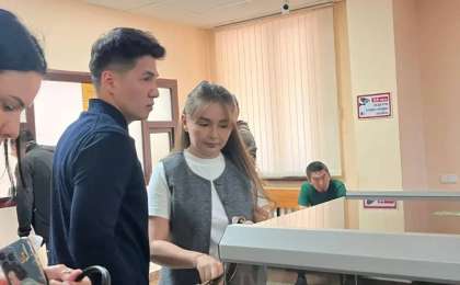 “Бәрі осындаймен айналысады“. Жанәбіловтер сотқа келді