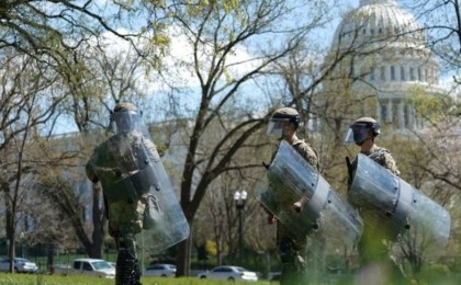 АҚШ-та Капитолийге тағы шабуыл жасалды: екі адам, оның ішінде полицей қаза тапты (видео)