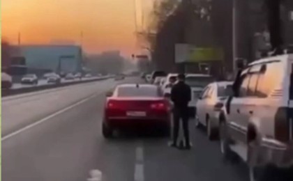 Алматыда қымбат көлік иесі жол ортасында намаз оқыды (ВИДЕО)