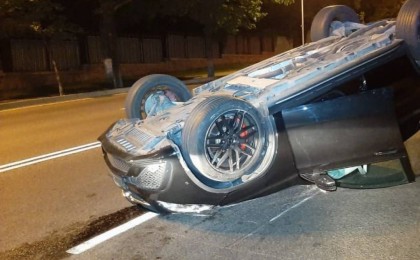 Алматыда жолда келе жатқан көлік аударылып кетті – видео