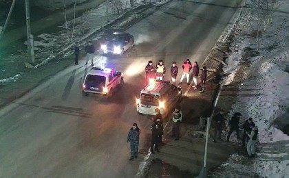 Көкшетауда үш жігіт жолды бөгеп, жүргізушіні көліктен шығарып соққыға жыққан