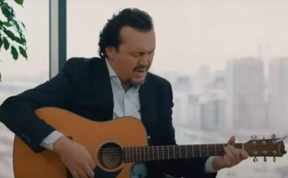 "Мың келінге татитын бір келін": Жұбаныш Жексенұлы италиялық келіні туралы сыр шертті (видео)