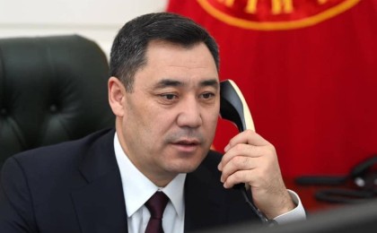 Қырғызстан басшысы татуласу үшін елдің барлық бұрынғы президенттерін жинады