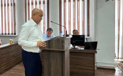 Гүлмира Сатыбалдыға қатысты іс: Жәбірленуші сотта Бауыржан Байбек пен Назарбаевтың суреттерін көрсетті