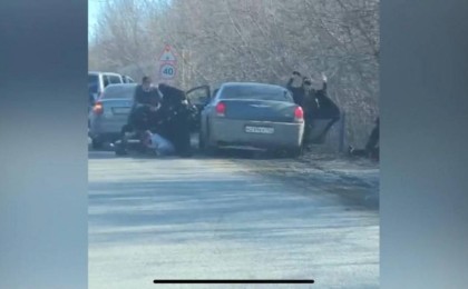 Оралда қарулы қылмыскерді ұстаған сәт видеоға түсіп қалды