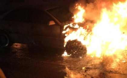 Журналист Вадим Борейко операторының екі көлігін белгісіз біреулер өртеп кеткенін мәлімдеді