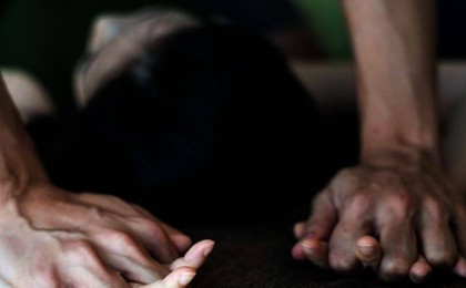 Жетпісті алқымдаған депутат 15 жастағы қызды азғындап жатқан жерінен ұсталды