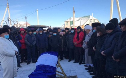 Әкесінің жанына жерленді: 200-ден астам адам Жанболат Ағаділді ақтық сапарға шығарып салды