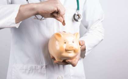 «Біз ауада қалған маман иесіміз»: Дәрігерлер жалақыларын көтеруді сұрайды