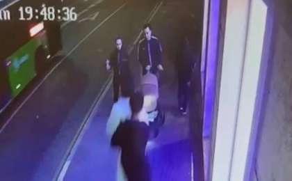 Алматыда жасөспірімдер арбадағы сәбиді электросамокатпен қағып кете  жаздады