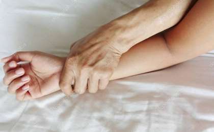 "Суға батырып, бүкіл ауылға масқаралаймын деп қорқытқан": Қарағанды облысында зорланған қыздың әкесі жанайқайын жеткізді