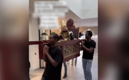«Жабайылыққа үйретуде»: Тойда афроамерикалықтар кішкентай баланы таққа отырғызып алып шыққан (ВИДЕО)