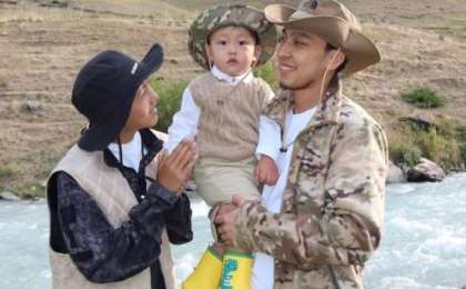 «Әкесінен аумай қалған» – Желіде Ерке мен RaiM-нің отбасылық фотолары қызу талқылануда