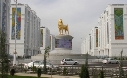 Бердімұхамедов Ашхабадта Алабай итіне алтын ескерткіш қойды