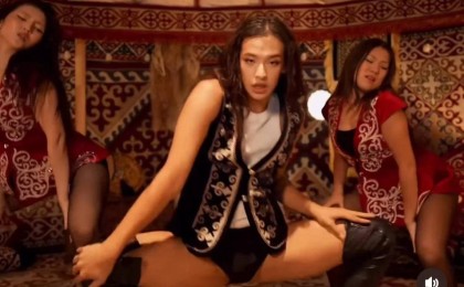 "Хайп жасап, қарғыс естіді": Киіз үйде жартылай жалаңаш билегендер көпшіліктің ашуын туғызды