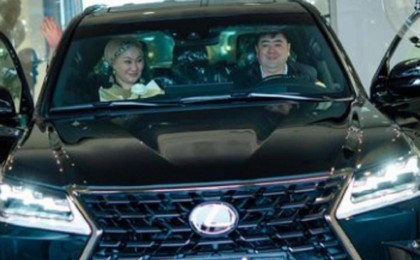 Төреғали Төреәлінің қарындасы әкесіне соңғы үлгідегі Lexus 570 көлігін сыйлады