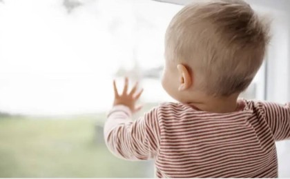 Теміртауда үш жасар бала бесінші қабаттан құлап, жан тапсырды