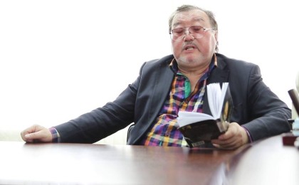 "Жүнін жұлған тауық": Белгілі ақын қазақшаға шорқақ шенеуніктерді сынға алды