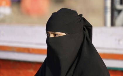 "Хиджабқа тыйым салынса, тақияға да тыйым салыну керек": Халық діни киімге тыйым салуға қарсы