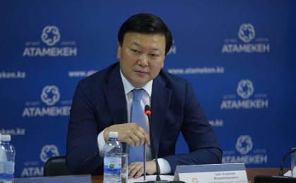 «Мұндай қарқынмен вакцинациялауға 15 жыл кетеді». Депутат Алексей Цойдың жұмысын сынға алды