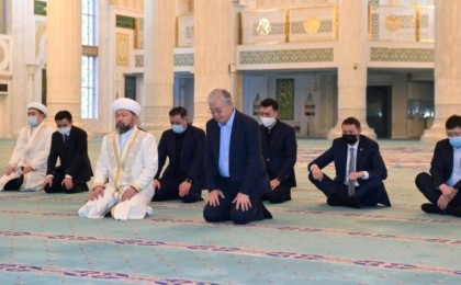 Президент қаңтар оқиғасы кезінде қайтыс болған азаматтардың рухына құран бағыштау рәсіміне қатысты