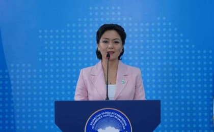 Аралас мектептерді кезең-кезеңімен мемлекеттік тілде білім беруге көшіру керек - Динара Нұралиева