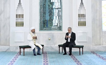 Президент Әзірет Сұлтан мешітіне барды