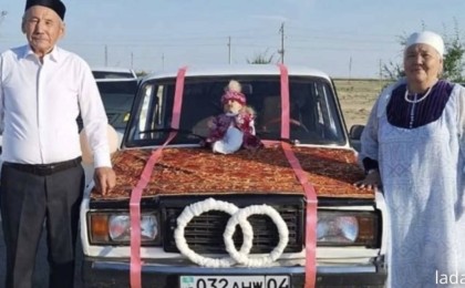 Алтын тойын ерекше атап өткен жаңаөзендік ерлі-зайыпты желі қолданушыларын тәнті етті