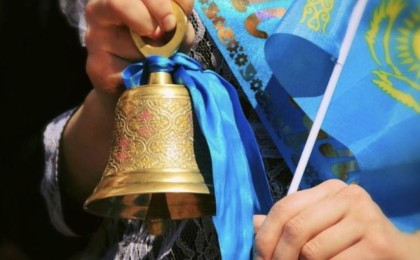 "Бір оқушыға 235 мың теңге": Қазақстандық ата-аналар мектеп түлектерінің соңғы қоңырау мен бітіру кешіне қанша ақша жұмсады