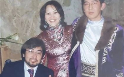 "Аузы буылған өгіз күйінде отырған...": Айгүл Елшібаева өнер адамының депутат болуына қарсы шықты