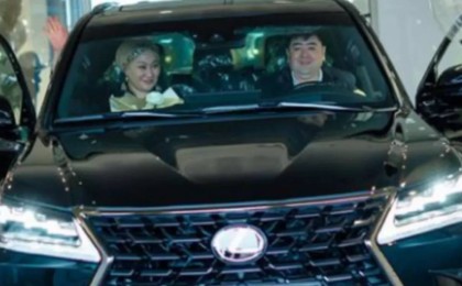 "Мұндай күйін алғаш көруім": Күйеу баласы су жаңа көлік сыйлаған Төреғалидің әкесі көз жасын тоқтата алмады