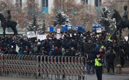 Алматыда алаңда қалғандарға прокуратура мен әкімдік өкілдері келді. Полиция бірнеше адамды ұстады