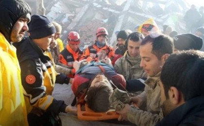 Түркияда 10 жасар бала 114 сағаттан кейін үйінділердің астынан тірі табылды