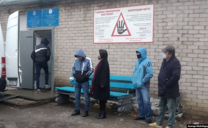 Ағаділдің туысы: "Дулаттың ұлына үш жерден пышақ сұққан" - Белсенділер полиция ғимаратының алдына жиналды