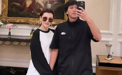 "Сезім осы сәттен бастау алған еді": Ерке Есмахан Раиммен алғаш танысқан сәтті көрсетті (фото, видео)