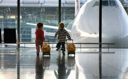 Қазақстандықтар енді екі баласы үшін ұшаққа билет сатып алмаса да болады: Жаңа бастама қолға алынды - Қазақстан жаңалықтары