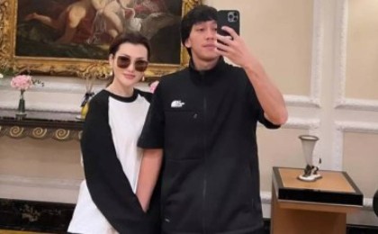 «Сезім осы сәттен бастау алған еді»: Ерке Есмахан Раиммен алғаш танысқан сәтті көрсетті (ВИДЕО)